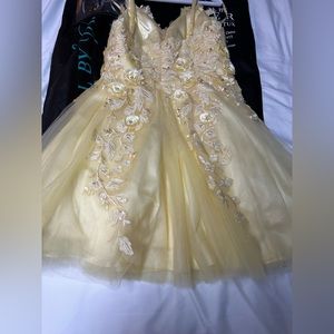 Viper short yellow dress.